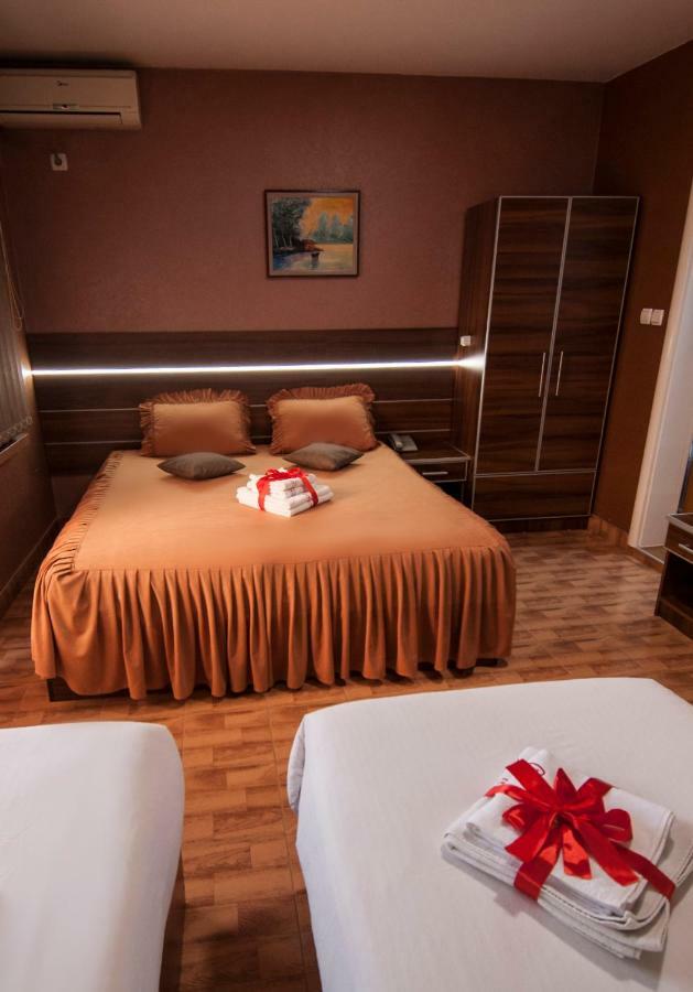 Guesthouse Villa Modex ปาราชิน ภายนอก รูปภาพ
